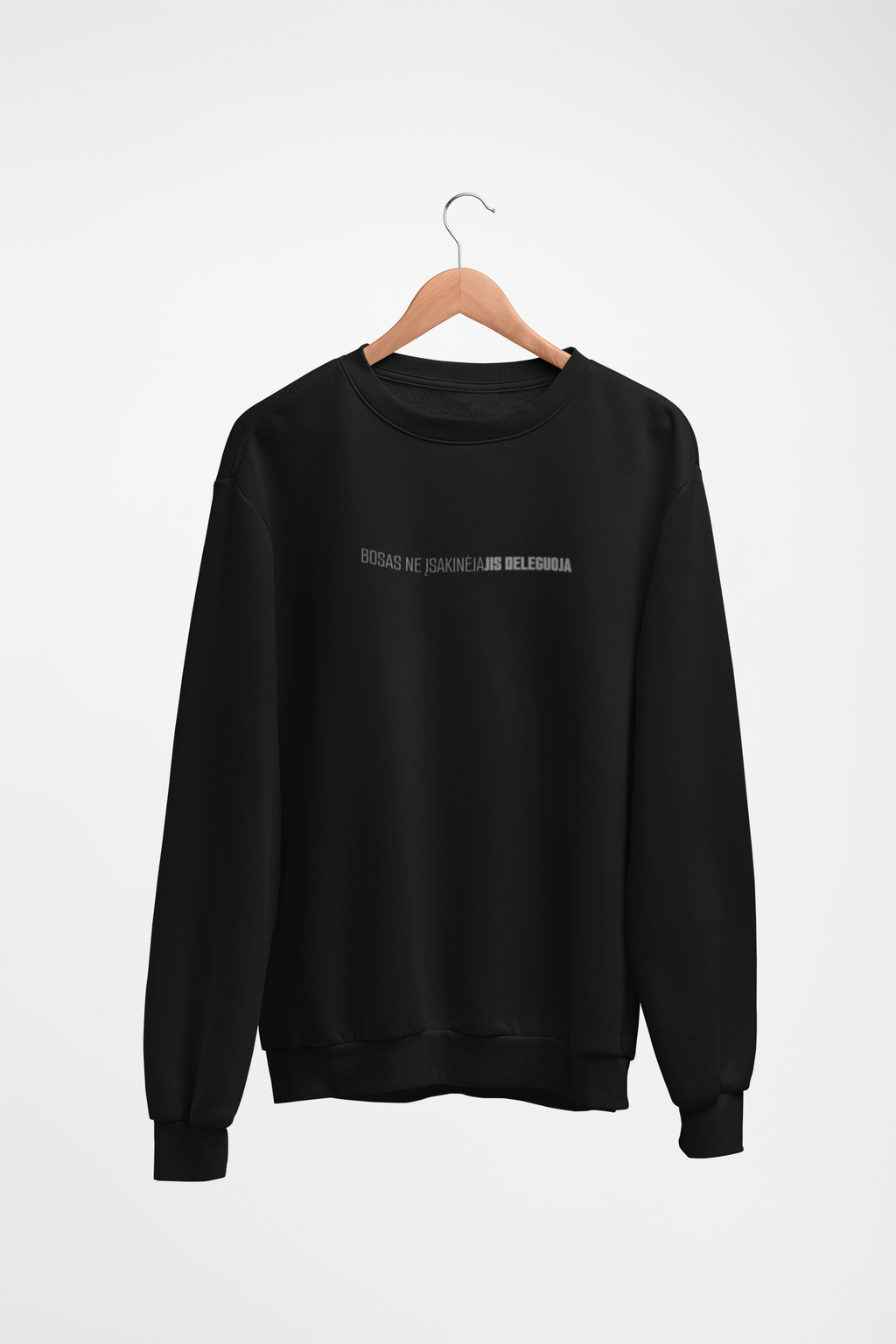 Juodas UNISEX džemperis be gobtuvo "Bosas ne įsakinėja, jis deleguoja."
